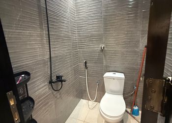 شقة بصالة أنيقة ودخول ذاتي