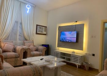 شقة بصالة جلوس ودخول ذاتي