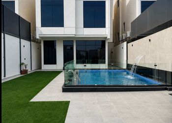 شاليه بصالة مطلة على المسبح 
