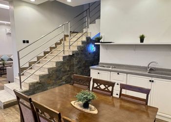 شاليه بجلسة خارجية ومسطح اخضر