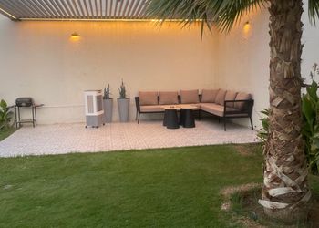 شاليه بمسطح اخضر وجلسة خارجية 