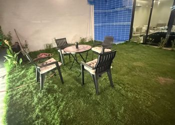 شاليه بمسطح اخضر وجلسة خارجية 