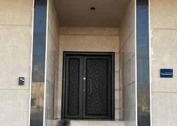 استديو بسرير ماستر وأثاث مريح 