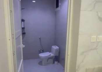 شقة بصالة جلوس وثلاث غرف نوم 