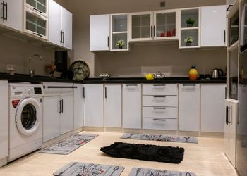 شقة بصالة انيقة وجلسة خارجية