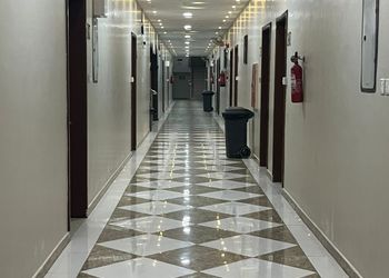 غرفة بأثاث مريح وبسيط