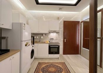 شقة بغرفة وجلسة خارجية قرب البحر