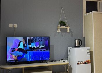 استديو بأثاث مريح وبسيط 