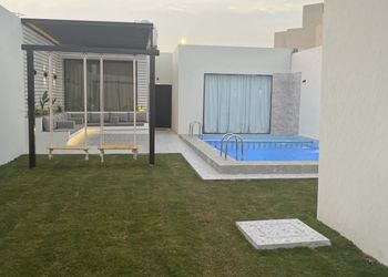 شالية مودرن بجلسة مطلة على المسبح 