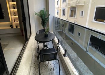 شقة بغرفة نوم وبلكونة