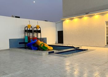 شاليه بمجلس وفناء خارجي
