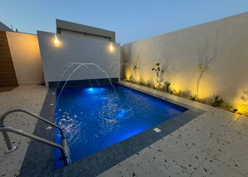 شاليه بتصميم أنيق ومسبح خارجي