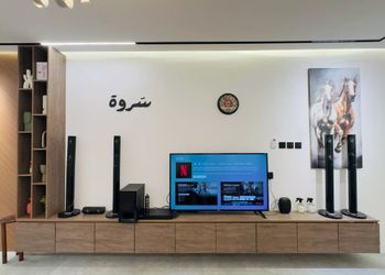 شقة بصالة وثلاث غرف نوم