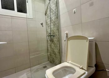 شقة بغرفتين نوم وصالة جلوس 