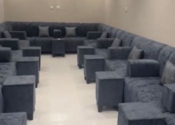شاليه بجلسة خارجية و مسطح اخضر
