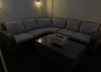 استديو بألوان مريحة وأثاث راقي
