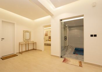 شاليه بمسطح اخضر وجلسة خارجية 