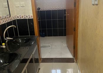 شقة بغرفتين نوم وصالة ومجلس