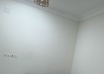 غرفة بسرير ماستر وجلسة جانبية