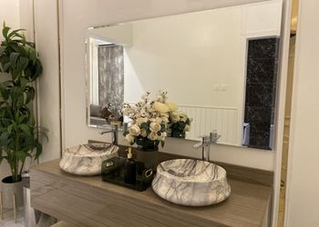 شاليه بجلسة تطل على مسبح خارجي 