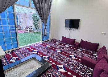 شاليه بجلسة خارجية ومسبح خارجي