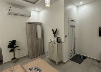 استديو بسرير ماستر وجلسة جانبية 