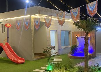 شاليه بمسطح اخضر ومسبح 