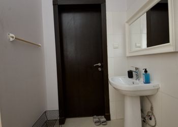 استديو بأثاث مريح وبسيط 