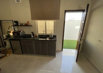 استديو بتصميم مميز وببلكونه 
