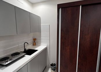 استديو بسرير ماستر وأثاث مريح 