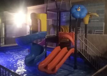 شالية بجلسة خارجية ومسبح 