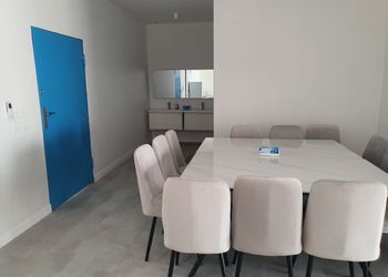 شالية بمجلس مطل على الفناء الخارجي 
