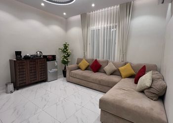 شقة بصالة جلوس ودخول ذاتي