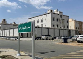 شقة بغرفة معيشة وغرفتين نوم 