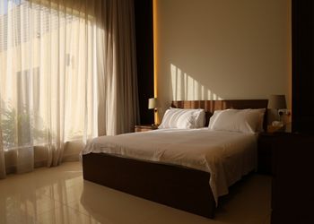 شاليه بمسطح اخضر وجلسة خارجية 