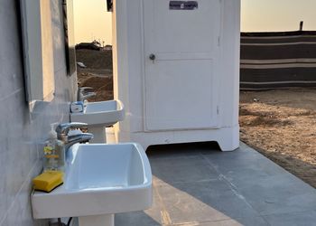 مخيم أنيق بملعب طائرة وحفرة مندي