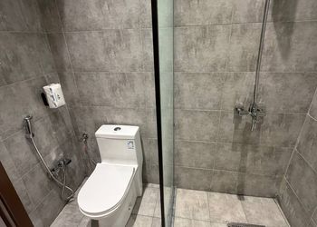 شقة بثلاث غرف نوم وصالة و مجلس