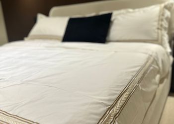 استديو بسرير ماستر وجلسة 