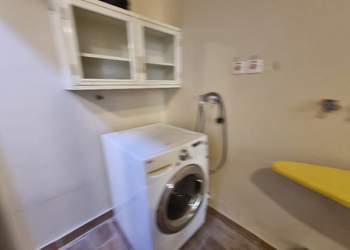 شقة بثلاث غرف نوم  ومسبح