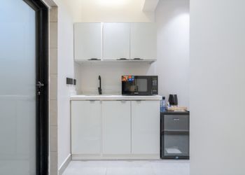 استديو بأثاث مريح وبسيط 