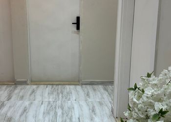 شقة بغرفة معيشة وغرفة نوم 