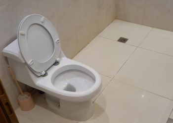 شاليه بجلسة خارجية وألعاب أطفال 