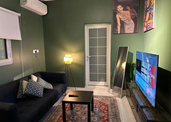 استديو بأثاث مريح وبسيط 