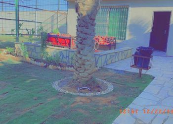 شاليه بمسطح اخضر وجلسة خارجيه