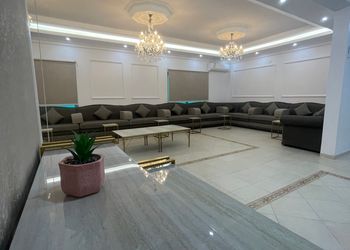 شاليه بمسبح وجلسات خارجية ومجالس