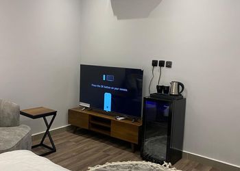 استديو بسرير ماستر وأثاث مريح 