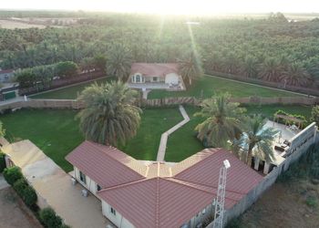 مزرعة بمسطح اخضر و مسبح