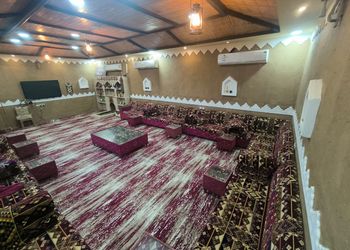 مزرعة بمسطح اخضر وبيت شعر
