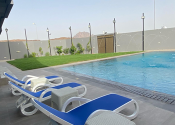 شاليه بمسطح اخضر وجلسة خارجية 