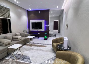 شاليه بمسطح اخضر وجلسة خارجية 